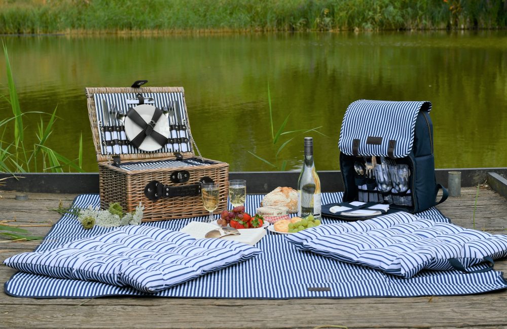 Riverside luxury insulated picnic hampers